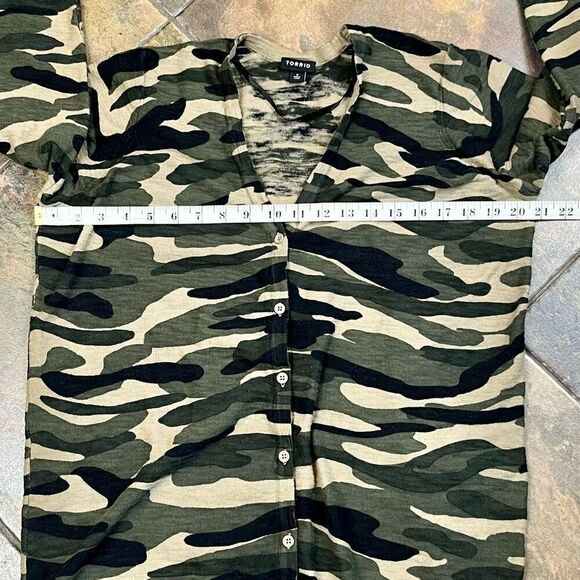 Torrid Army Green Camo Long Button Down Cardigan 2 18 - Picture 7 of 10